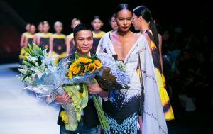 2. NTK Adrian Anh Tuan trinh lang BST Butterfly Effect tai VIFW FW2014 10
