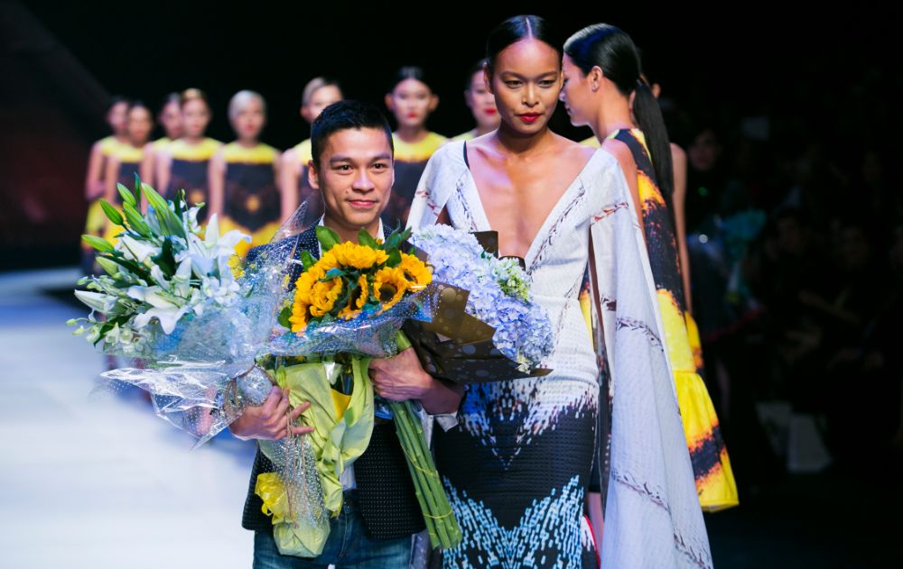 2. NTK Adrian Anh Tuan trinh lang BST Butterfly Effect tai VIFW FW2014 10