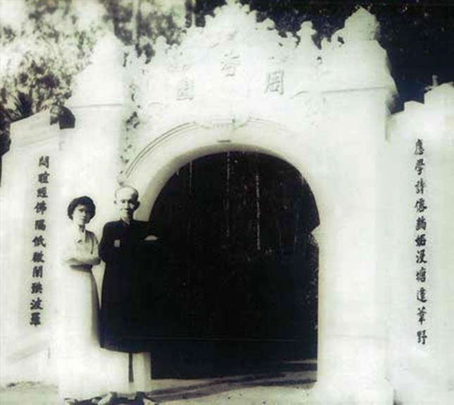 Cụ Ưng Bình và một người con trước cổng Châu Hương Viên một thuở. Ảnh: tư liệu