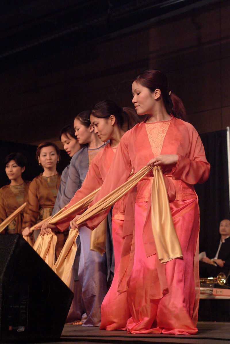 800px Dancers at Vietnamese Tet Festival 2003