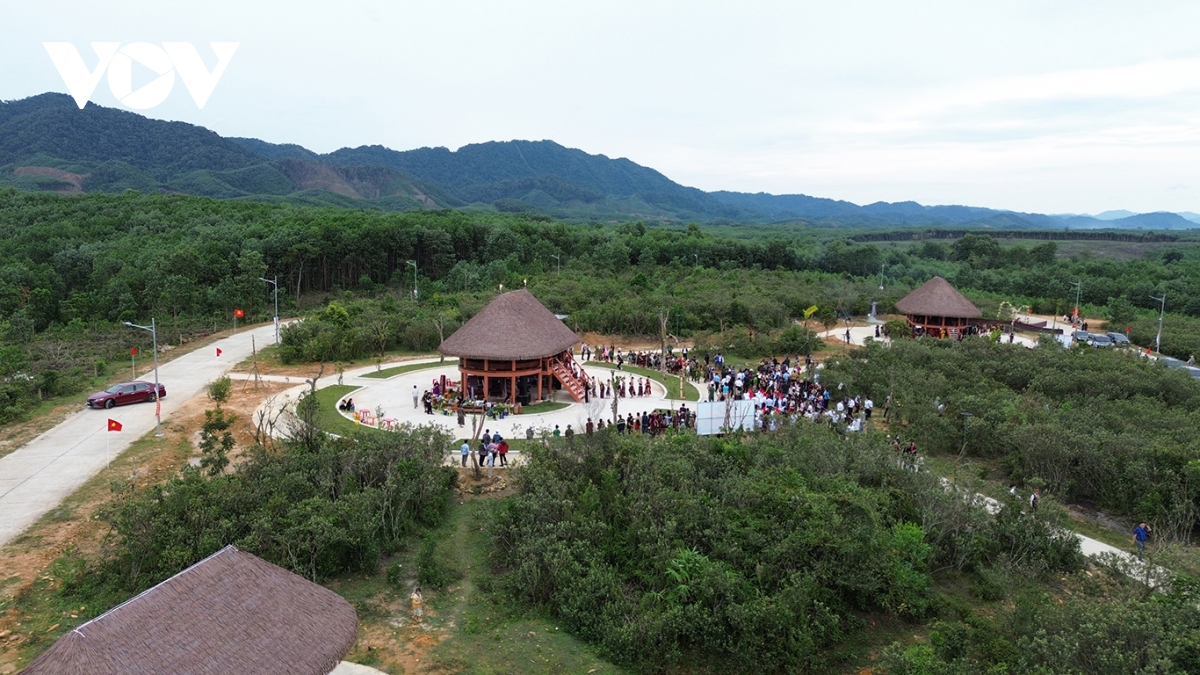 ngoi lang chung cua dong bao cac dan toc huyen a luoi tinh thua thien hue