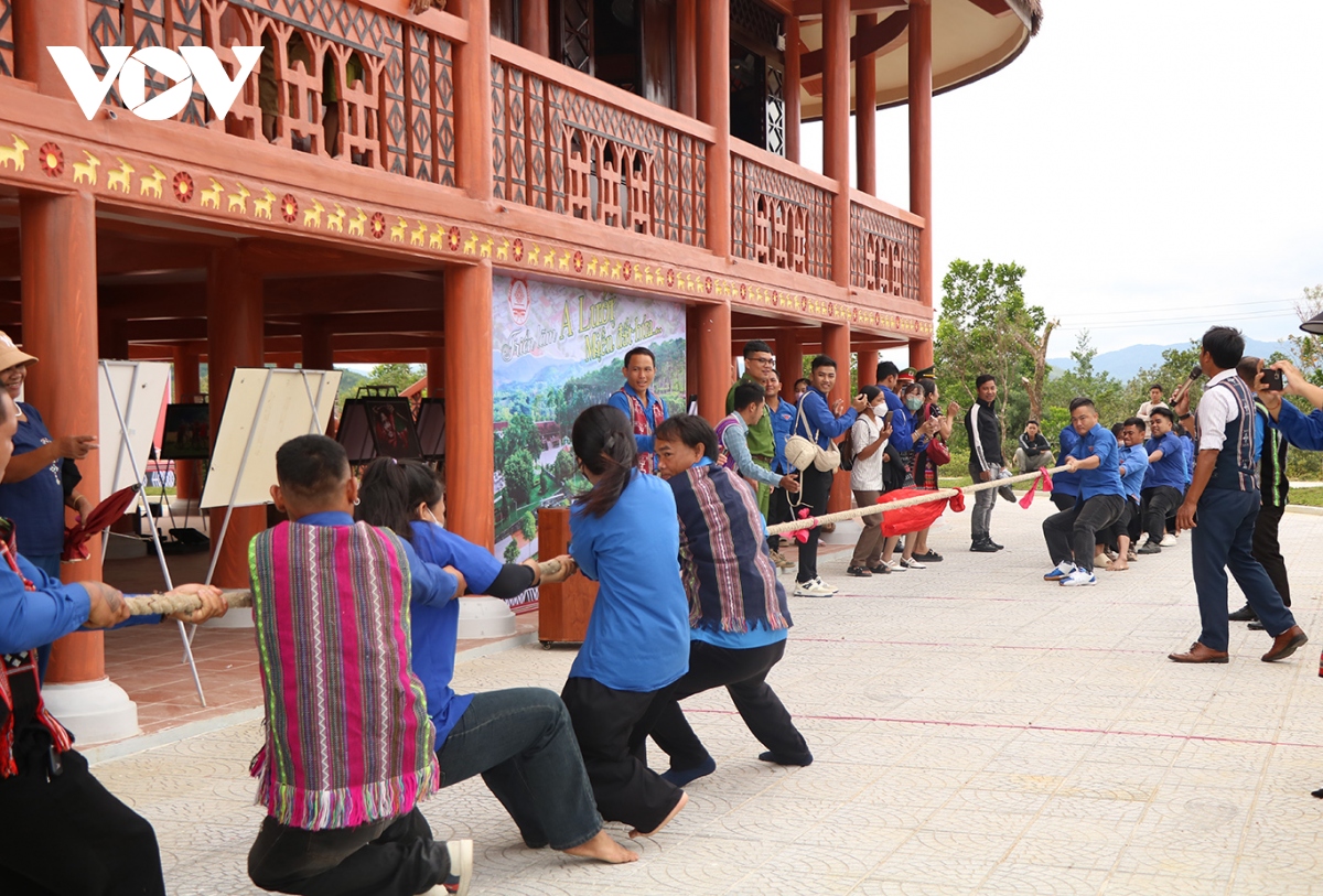 thanh nien cac dan toc cung choi tro choi dan gian