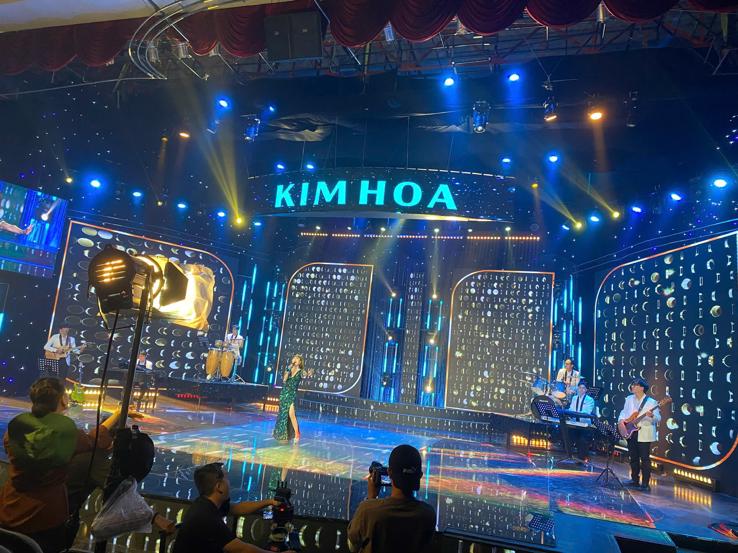 Ca sĩ Kim Hoa gây xúc động với ca khúc “Ký Ức Nửa Hồn Người”: Bản độc tấu của trái tim 2 z7112574562929 0d75692b7811613adce42f738698f084