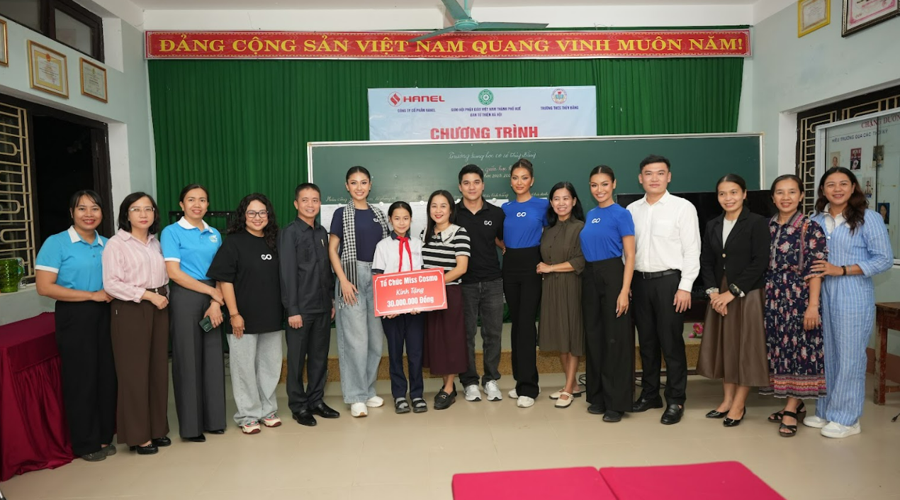 Miss Cosmo hỗ trợ Huế khắc phục hậu quả bão lũ, trao 30 triệu đồng học bổng cho học sinh 8 Anh chup man hinh 2025 11 18 031718
