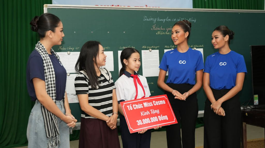 Miss Cosmo hỗ trợ Huế khắc phục hậu quả bão lũ, trao 30 triệu đồng học bổng cho học sinh 3 Anh chup man hinh 2025 11 18 031757
