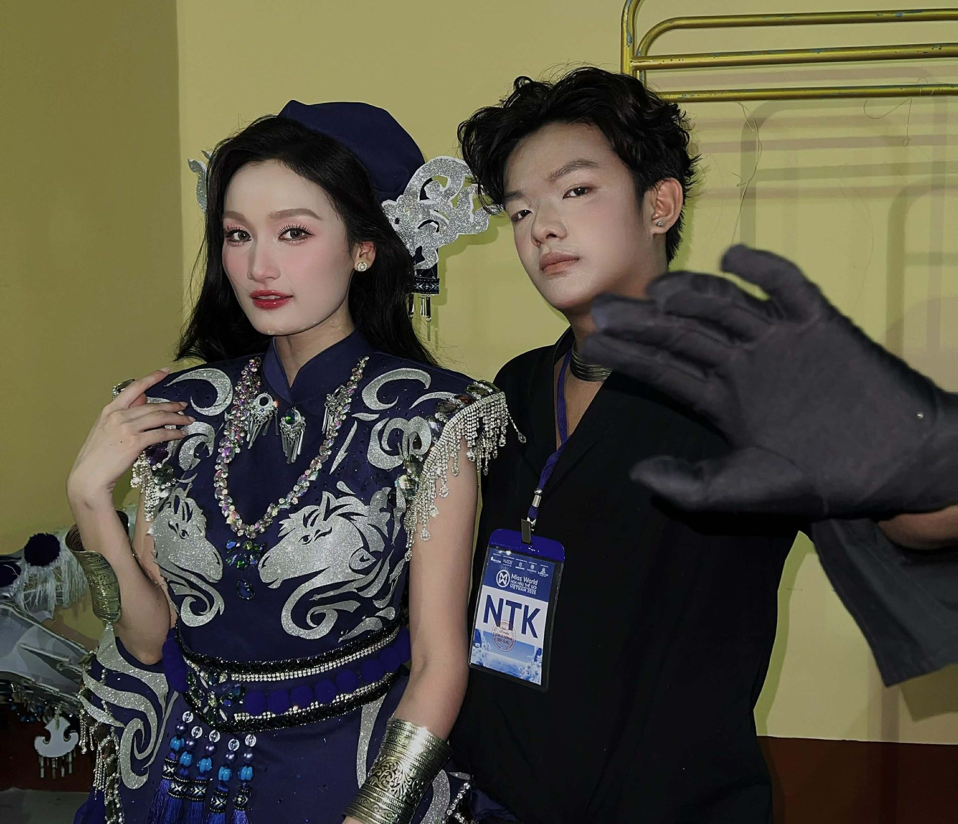 Thiết kế "Mã Vũ Vùng Cao" lấy cảm hứng từ Lễ hội múa ngựa giấy của người Nùng Dín 2 Nhà thiết kế trẻ Hồ Đại Công Bằng (phải) và người đẹp Nguyễn Thị Sinh.