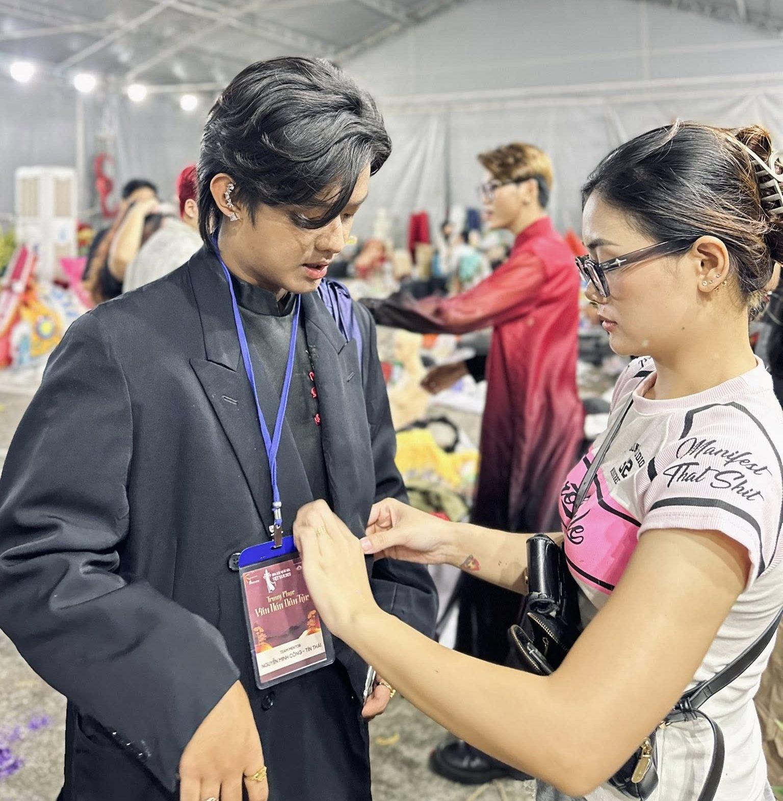 Thiết kế "Mã Vũ Vùng Cao" lấy cảm hứng từ Lễ hội múa ngựa giấy của người Nùng Dín 3 659154071 4281678932144317 6336097225785279419 n e1774719342650