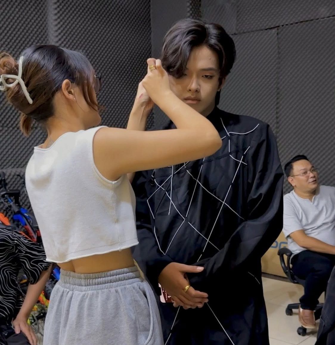 Thiết kế "Mã Vũ Vùng Cao" lấy cảm hứng từ Lễ hội múa ngựa giấy của người Nùng Dín 7 659201770 4281678952144315 4008573514880311414 n e1774719514998