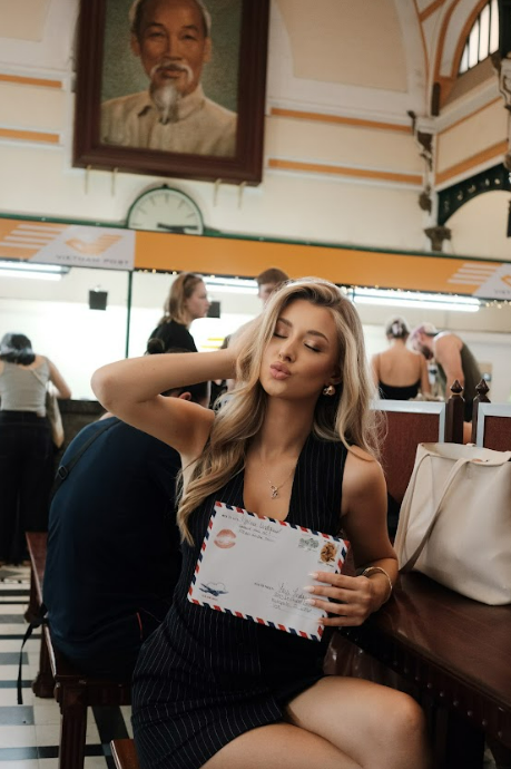 Miss Cosmo 2025 Yolina Lindquist giới thiệu bộ ảnh tại TP.HCM, lan tỏa kết nối văn hóa trong nhiệm kỳ Miss Cosmo 2025 10 Anh chup man hinh 2026 04 11 213748